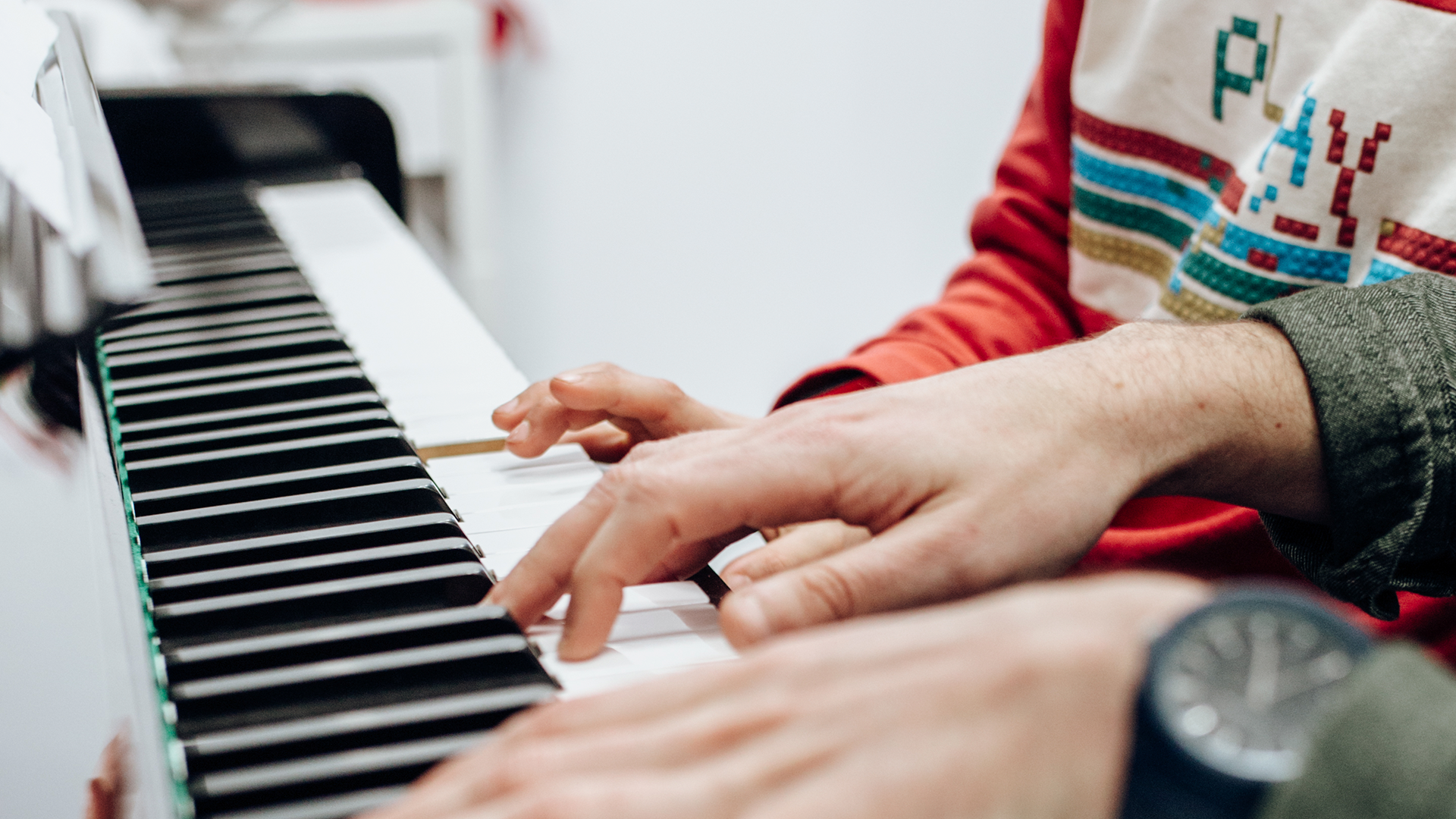 Teclado Alumno tocando piano